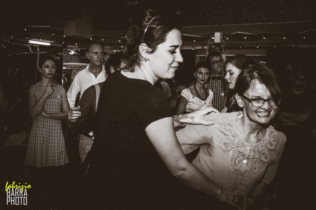 due ragazze ballano swing: una guida una segue