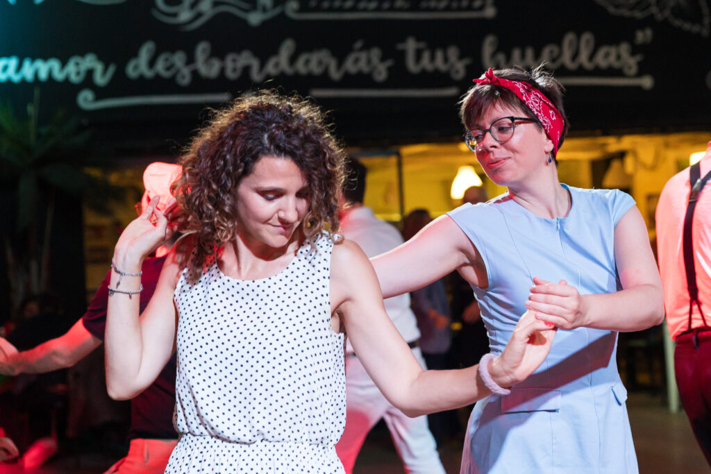 Due ragazze in coppia che ballano swing